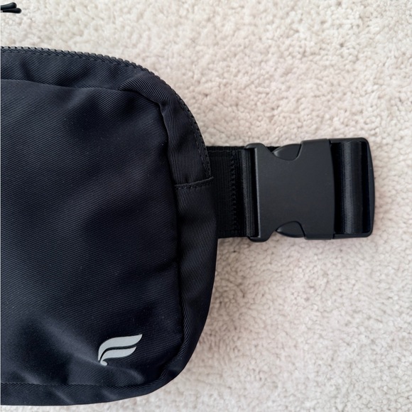Fabletics “The Big Belt Bag” in black - Picture 2 of 11